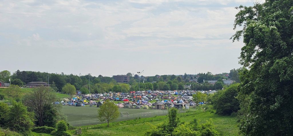Einer der Camping Areale mit weiten Fußwegen