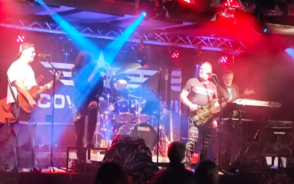 Die Band Coverdrive live an Stage