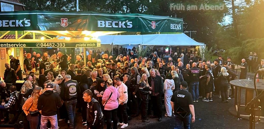 Das Partygelände des Abominogs MC am frühen Abend des Motrradtreffens. Bereits großer Andrang am Bierstand