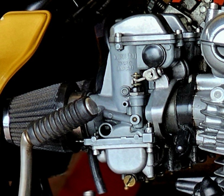 Der Vergaser einer 1977 Kawasaki Z1000 mit offenen K&N Filtern