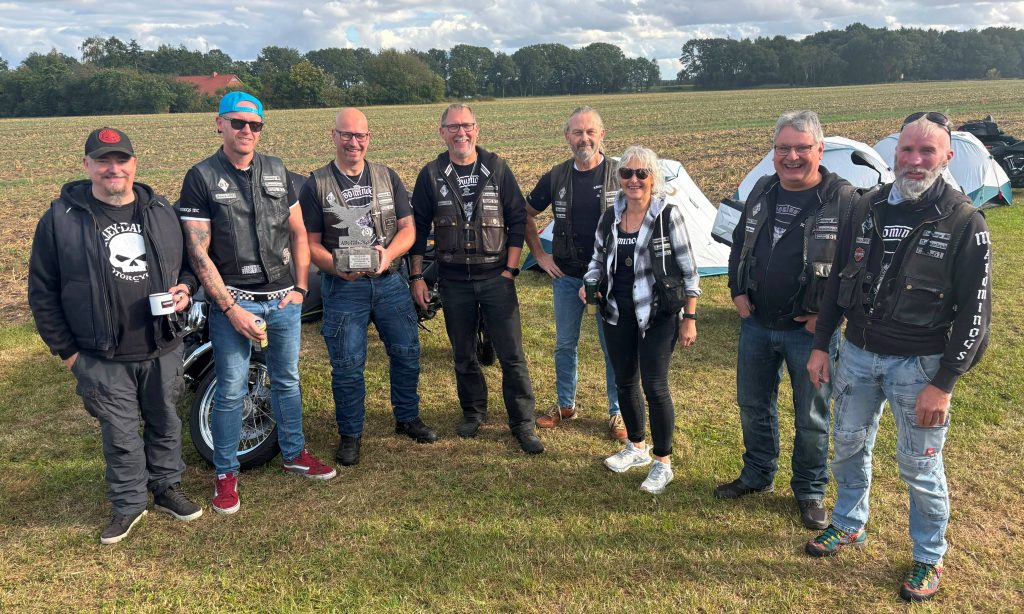 Abominogs MC Mitglieder mit Pokal auf dem Campground beim Free Eagles Delmenhorst Treffen