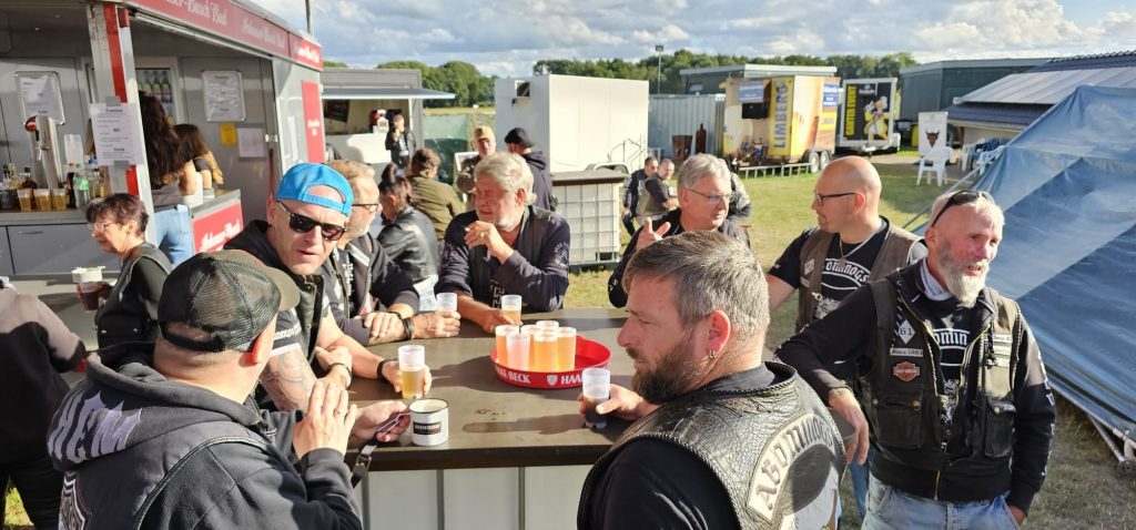 Rocker am Tresen beim 45-jährigen Jubiläum der Free Eagles MC Delmenhorst