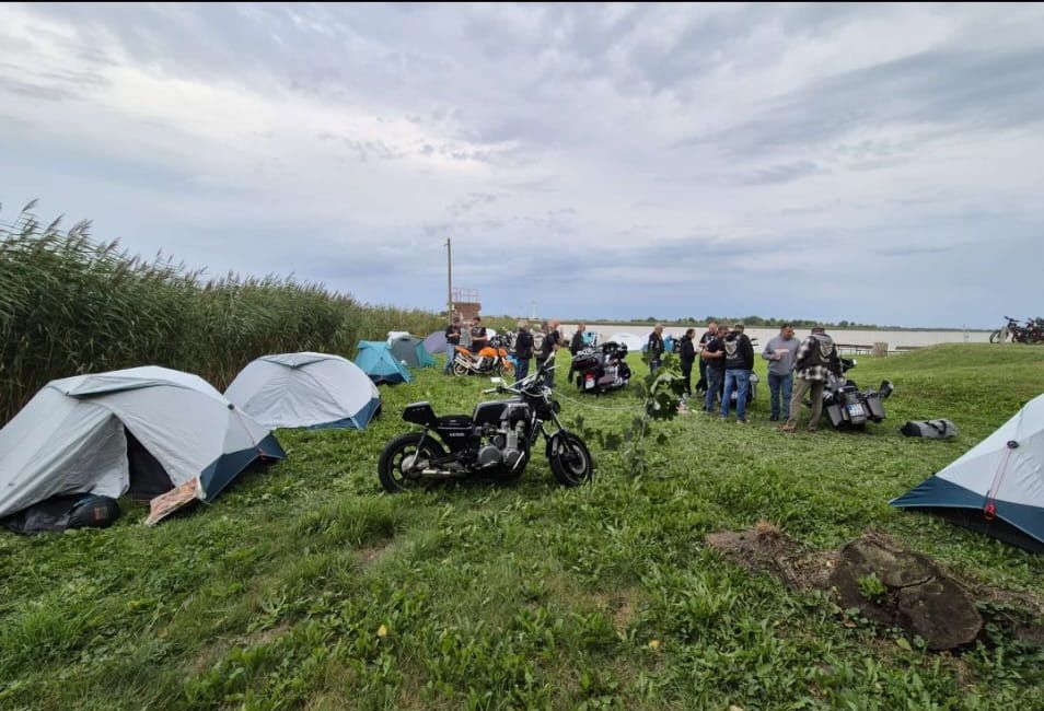 Der Campground des Abominogs MC auf dem Motorradtreffen der Hard Rider. Direkt auf einer Rasenfläche an der Ems. 