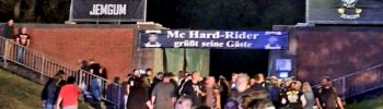 Durchgang, Deichtor zwischen dem Treffenplatz des Hard Rider MC und dem Hafen von Jemgum. Mit aufgehängten Bannern des Hard Rider MC zur Begrüßung seiner Gäste