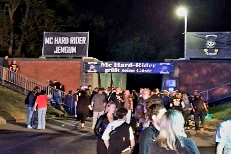 Durchgang, Deichtor zwischen dem Treffenplatz des Hard Rider MC und dem Hafen von Jemgum. Mit aufgehängten Bannern des Hard Rider MC zur Begrüßung seiner Gäste