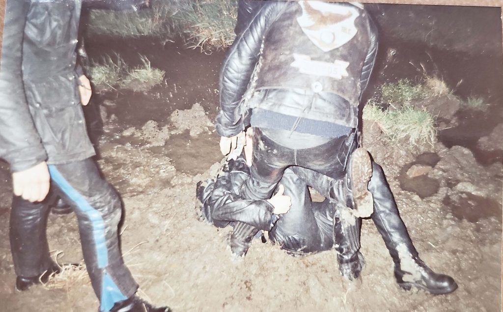 Altes Bild einer Kuttentaufe des Abominogs MC in einem wassergefüllten Graben in Jemgum.