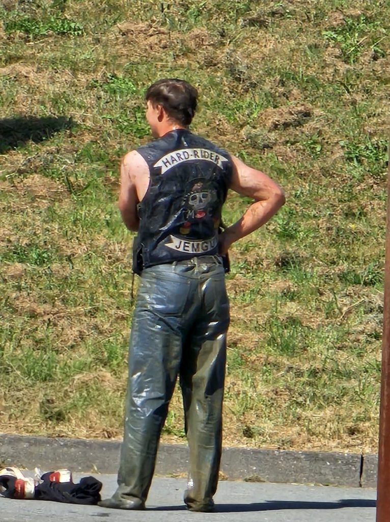 Ein neues Mitglied des Hard Rider MC nach seiner Kuttentaufe im Hafenbecken von Jemgum. 